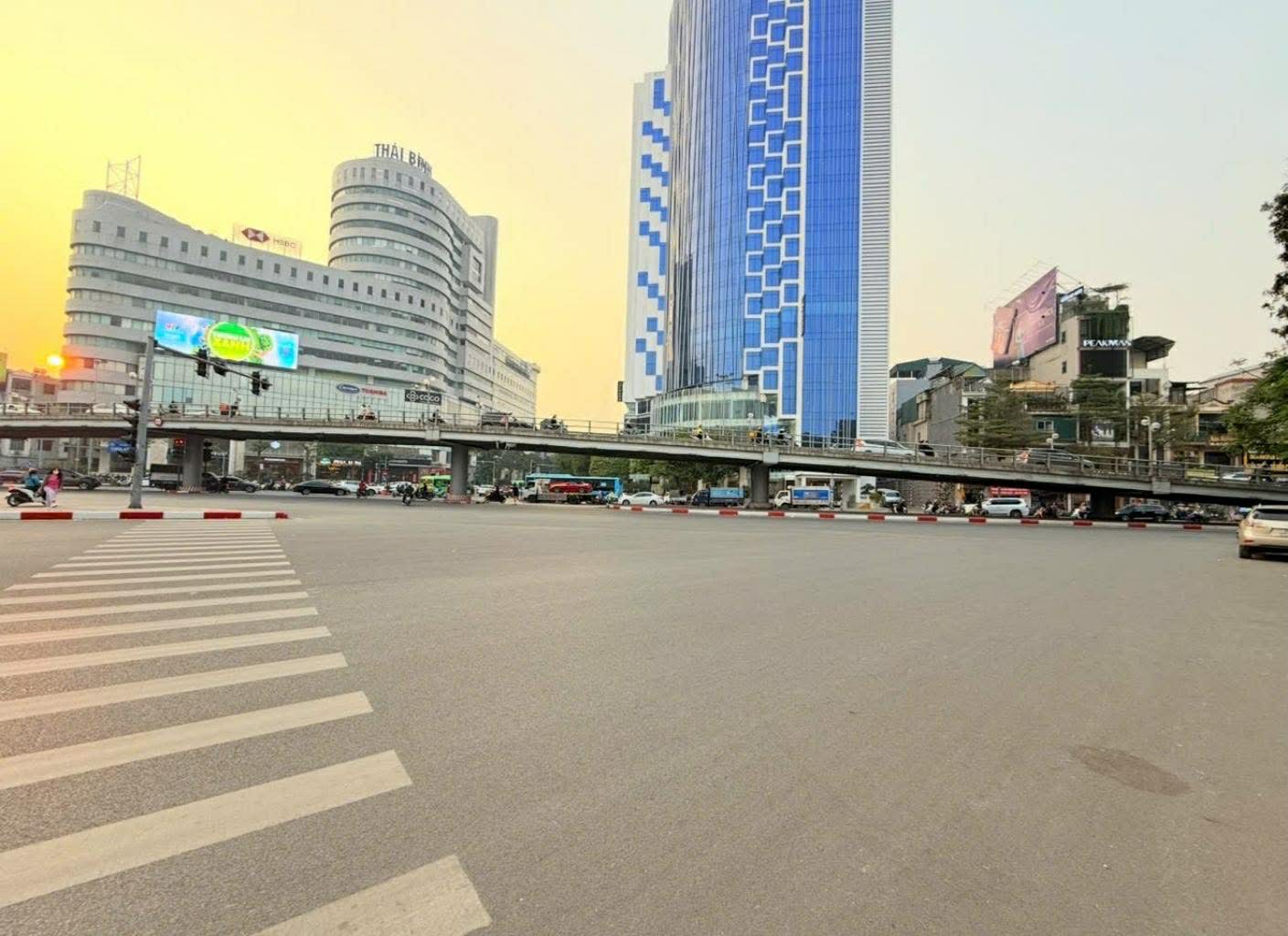 Bán Nhà Mặt Phố Thái Hà, Lô Góc, 2 Mặt Phố, 90m, 8 Tầng T.Máy, Vỉa Hè Kinh Doanh, 96 Tỷ